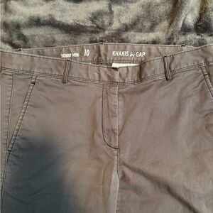 GAP Khakis Skinny Mini Straight Leg Pants in Charcoal Gray